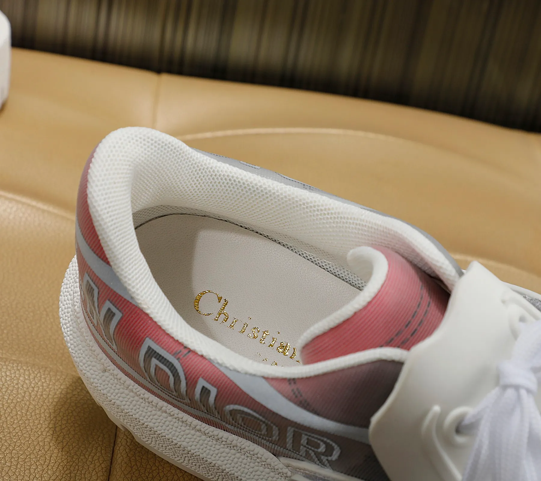 👟👟Ex-factory price 480👟👟 2021ssDior shell-toe casual white shoes, the latest letter strip layout with luminous colors, the same style as the ready-to-wear series 1️⃣Original mold opening 2️⃣Original cowhide➕Breathable mesh lining 3️⃣TPU evacuation outsole 4️⃣Injection-molded latex cowhide feet 5️⃣Full set of packaging at the counter, code number 35-40 (41 can be customized)